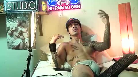 Snapshot of yeisoncastellanos1999 chatting on February 6, 4:21 pm yeisoncastellanos1999 online show from February 6, 4:21 pm