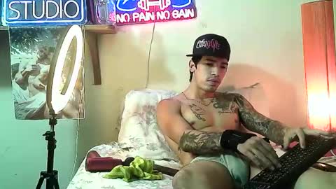 Snapshot of yeisoncastellanos1999 chatting on February 21, 7:59 pm yeisoncastellanos1999 online show from February 21, 7:59 pm