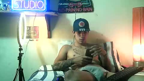 yeisoncastellanos1999 online show from May 5, 6:38 pm