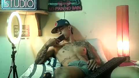 yeisoncastellanos1999 online show from May 6, 6:46 pm