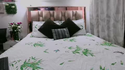 yellow_lily online show from May 13, 11:51 am