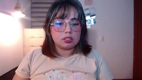 hii i am yini online show from November 20, 3:28 am