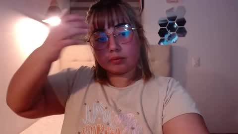hii i am yini online show from November 26, 3:29 am
