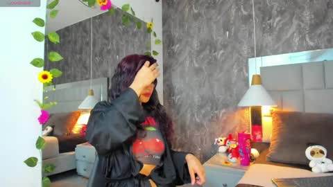 yiyisandoval online show from April 4, 8:06 pm