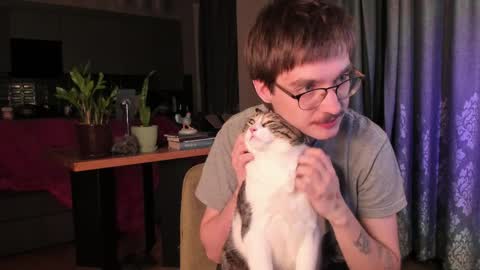 Max online show from April 7, 9:26 pm