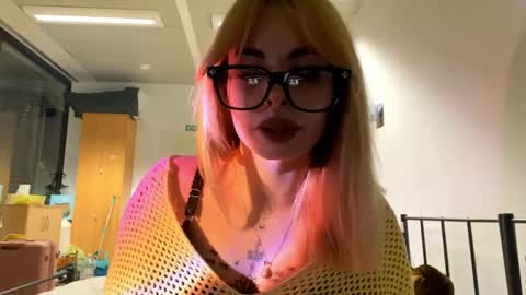 Snapshot of yolandopettes chatting on March 26, 7:19 pm Lilith online show from March 26, 7:19 pm