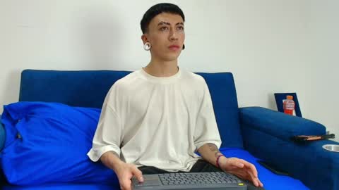 Snapshot of yoshua_smith chatting on April 2, 7:33 pm Yoshua Smith online show from April 2, 7:33 pm