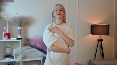 Snapshot of you_fell_in_love chatting on May 6, 7:30 pm Elizabeth brunette -- Darline blonde online show from May 6, 7:30 pm