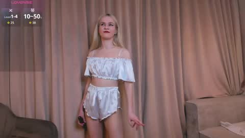 Snapshot of you_fell_in_love chatting on May 8, 7:30 pm Elizabeth brunette -- Darline blonde online show from May 8, 7:30 pm