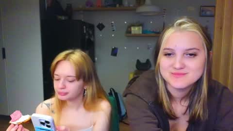 Snapshot of younona chatting on April 27, 6:06 pm Anna and Luna online show from April 27, 6:06 pm