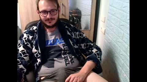 Snapshot of younromki chatting on April 7, 8:42 pm A... online show from April 7, 8:42 pm