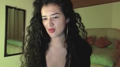 yourdreamgirl2025 online show from May 7, 11:54 pm