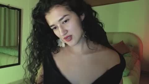 yourdreamgirl2025 online show from May 9, 12:16 am