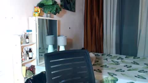 Snapshot of yourhandsome_hunk chatting on June 24, 4:55 am Paul online show from June 24, 4:55 am