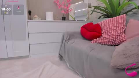 Snapshot of yssaacher chatting on February 25, 7:51 am Crazy P online show from February 25, 7:51 am