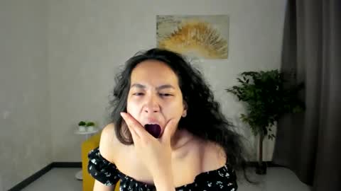 Snapshot of yummy_lamii chatting on May 18, 3:35 am Cindey online show from May 18, 3:35 am