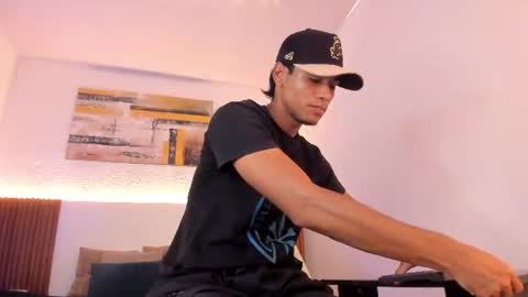 Zander online show from August 6, 1:24 pm