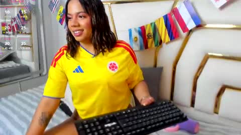 Snapshot of zarablazze_ chatting on June 27, 7:08 pm zarablazze_ online show from June 27, 7:08 pm