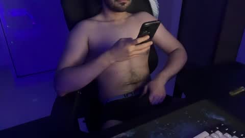 Snapshot of ze_boi chatting on April 4, 5:43 pm Ze online show from April 4, 5:43 pm