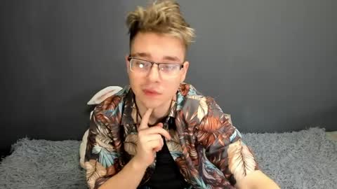 Ethan online show from April 22, 2:25 am