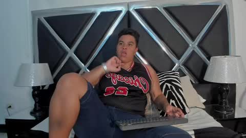 Snapshot of zeussmithh chatting on April 10, 12:32 pm zeussmithh online show from April 10, 12:32 pm