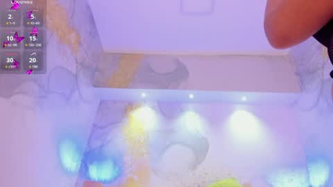 zihaadams_ online show from May 6, 9:09 pm
