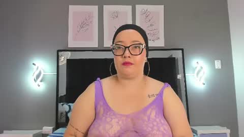 Snapshot of zoe_curvyy chatting on July 9, 12:09 pm zoe_curvyy online show from July 9, 12:09 pm
