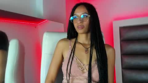 zoe_evanjs online show from May 6, 3:46 am