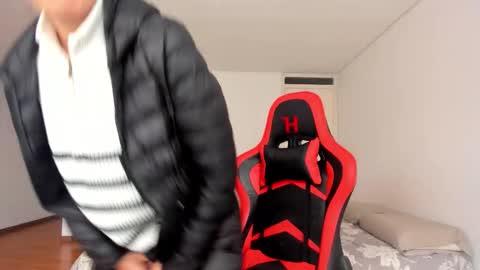 Snapshot of zoe_jeane_beker chatting on December 18, 7:53 pm ZOE online show from December 18, 7:53 pm