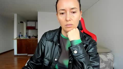 Snapshot of zoe_jeane_beker chatting on February 18, 10:06 pm ZOE online show from February 18, 10:06 pm