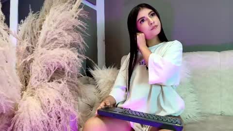 Snapshot of zoee_8 chatting on May 25, 3:18 pm ZOE online show from May 25, 3:18 pm