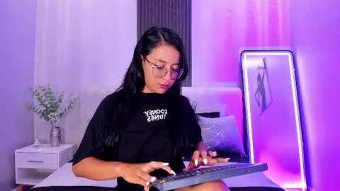 Snapshot of zoee_martins_ chatting on July 9, 5:39 pm Zoe 3 online show from July 9, 5:39 pm