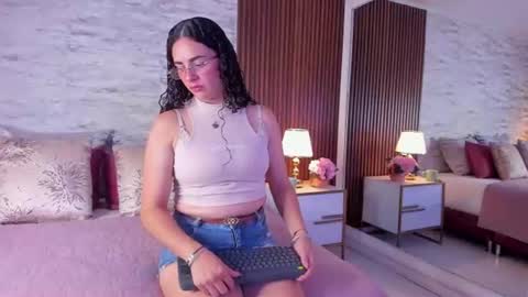 zoehiltonx online show from July 18, 1:37 pm