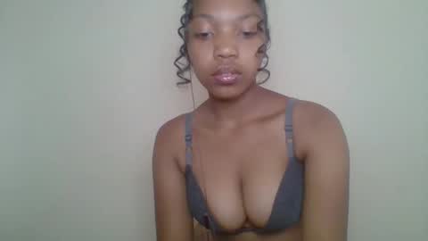 zyraelle_01 online show from May 14, 10:55 am