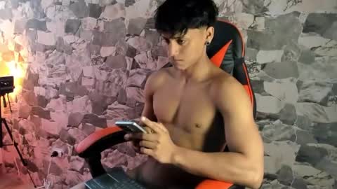 Snapshot of zyzz_1812 chatting on July 2, 5:19 pm zyzz_1812 online show from July 2, 5:19 pm