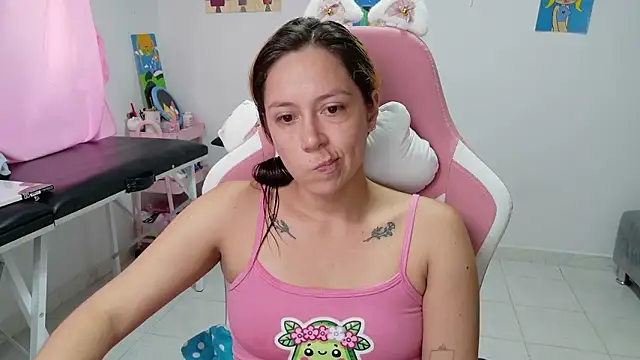 MommyMiaWs online show from January 8, 8:00 pm