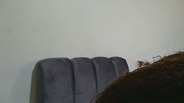 sluttylaura21 online show from April 19, 9:08 am