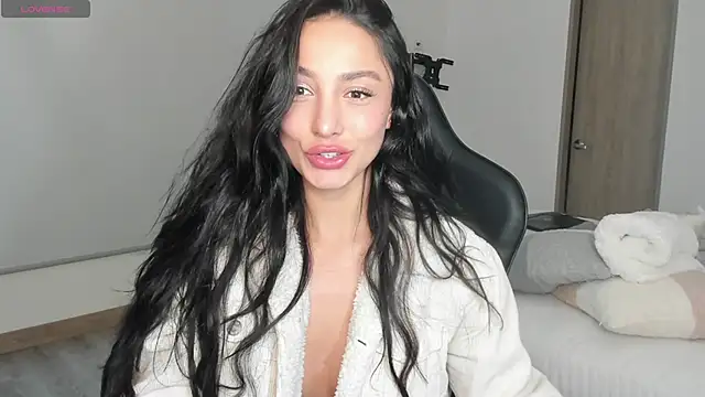 EvaMoet online show from March 7, 8:34 am