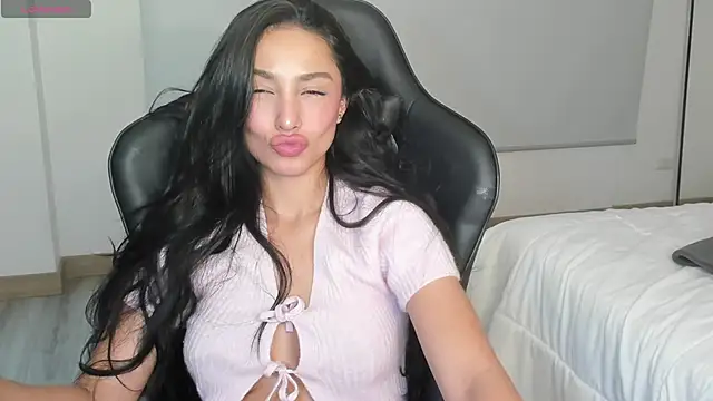 EvaMoet online show from March 16, 8:21 am