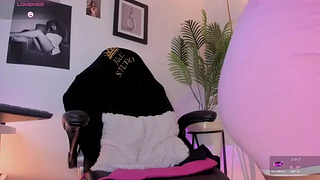 brianahill  online show from March 27, 8:41 pm