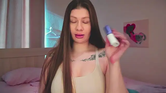 JuicyHelenX online show from March 7, 1:30 pm