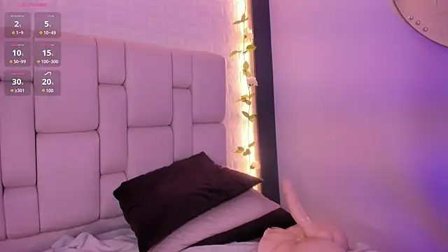 emma woods  online show from December 19, 3:30 pm