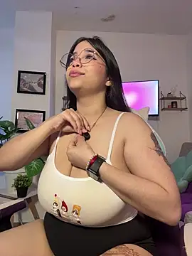 Snapshot of tati_reyess chatting on June 27, 12:22 pm tati reyess online show from June 27, 12:22 pm