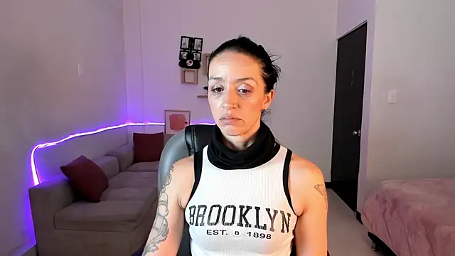 Kristen Garner online show from December 22, 7:11 pm