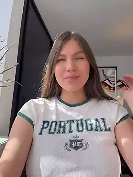 Snapshot of AmelieLaurent_ chatting on June 23, 8:29 pm AmelieLaurent online show from June 23, 8:29 pm