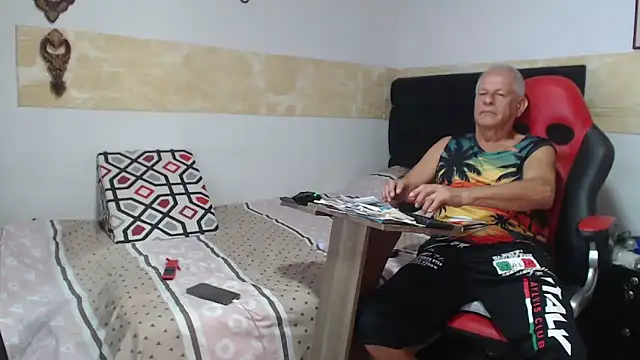 VALENTINO1983  online show from October 22, 3:45 pm