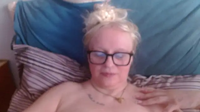 Snapshot of martachatte chatting on July 6, 6:21 am martachatte online show from July 6, 6:21 am