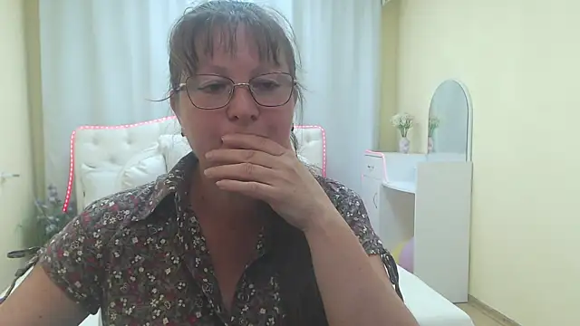 VanessaHotts online show from July 7, 6:58 am