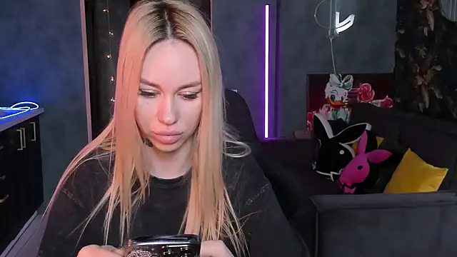 Blckmirrorr online show from February 6, 8:18 am