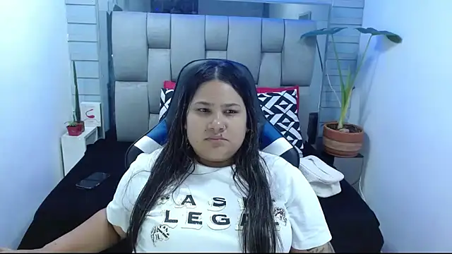Snapshot of evelin_zaens chatting on June 18, 4:46 am evelin zaens online show from June 18, 4:46 am